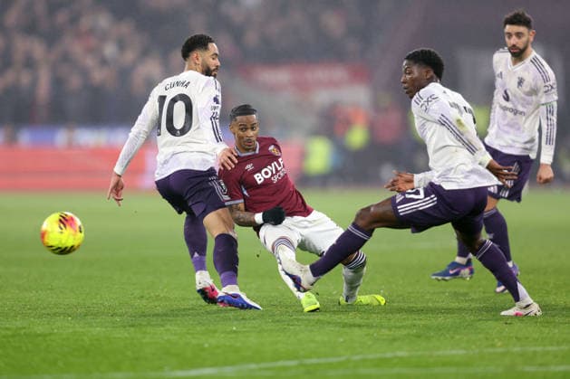 West Ham gegen Man Utd 10. Februar 2026, London Premier League Fußball West Ham United gegen Manchester United Crysencio Summerville von West Ham United schlägt den Ball zwischen Matheus Cunha und Kobbie Mainoo von Manchester United Foto Charlotte Wilson Abseits London UK  Copyright: xCharlottexWilsonx xOffsidexOffside