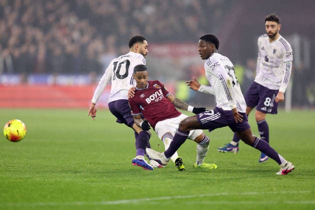 West Ham gegen Man Utd 10. Februar 2026, London Premier League Fußball West Ham United gegen Manchester United Crysencio Summerville von West Ham United schlägt den Ball zwischen Matheus Cunha und Kobbie Mainoo von Manchester United Foto Charlotte Wilson Abseits London UK  Copyright: xCharlottexWilsonx xOffsidexOffside