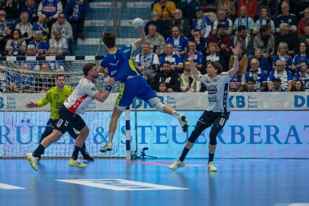 Kevin Moller, Goalkeeper SG Flensburg Handewitt 20 , Julian Koester, Backcourt, VfL Gummersbach 7 , Johannes Golla, Circulation SG Flensburg Handewitt 4 , VfL Gummersbach vs SG Flensburg Handewitt, Daikin Handball Bundesliga, Men , 20 Matchday, 10 02 2026 Gummersbach NRW Germany Copyright: xkolbert-press MartinxWdziecznyx