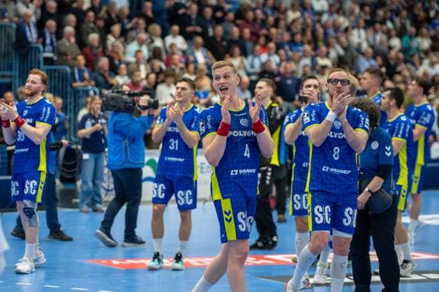 The team celebrates the victory VfL Gummersbach vs SG Flensburg Handewitt, Daikin Handball Bundesliga, Men , 20 Matchday, 10 02 2026 Gummersbach NRW Germany Copyright: xkolbert-press MartinxWdziecznyx
