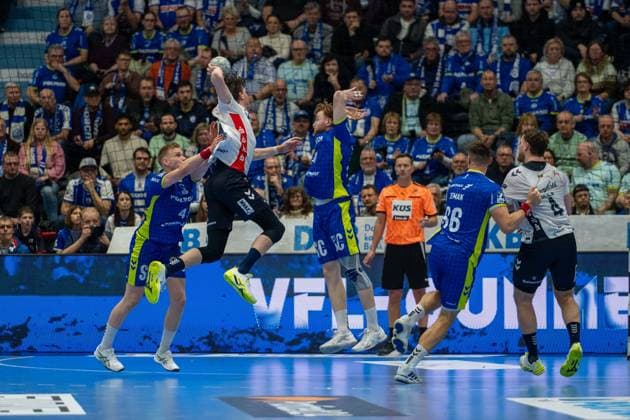 Ellidi Snaer Vidarsson, Circle Winger, VfL Gummersbach 4 , Tom Kiesler, Back, VfL Gummersbach 30 , Tilen Kodrin, Outside, VfL Gummersbach 5 , Johannes Golla, Circulation SG Flensburg Handewitt 4 , VfL Gummersbach vs SG Flensburg Handewitt, Daikin Handball Bundesliga, Men , Matchday 20, 10 02 2026 Gummersbach NRW Germany Copyright: xkolbert-press MartinxWdziecznyx