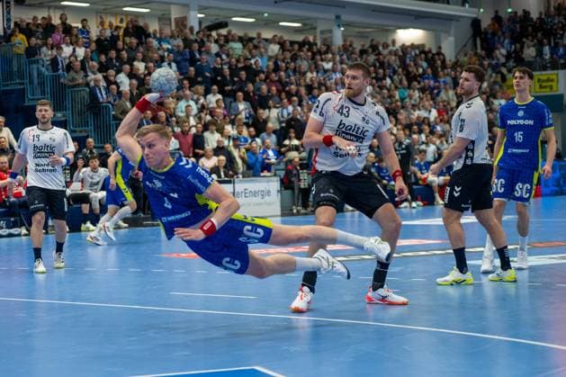 Ellidi Snaer Vidarsson, Circle Winger, VfL Gummersbach 4 , Blaž¾ Blagotinsek, Circle Winger SG Flensburg Handewitt 43 , VfL Gummersbach vs SG Flensburg Handewitt, Daikin Handball Bundesliga, Men , Matchday 20, 10 02 2026 Gummersbach NRW Germany Copyright: xkolbert-press MartinxWdziecznyx