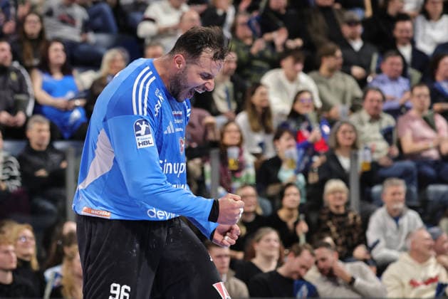 10 02 2026 Handball 1 Bundesliga DAIKIN HBL Season 2025 2026 20 Matchday HC Erlangen Metropolregion Nürnberg HCE TSV Hannover Burgdorf Die Recken DaMa xdaxmax Khalifa Ghedbane 96, HC Erlangen HCE clenches fists Fists