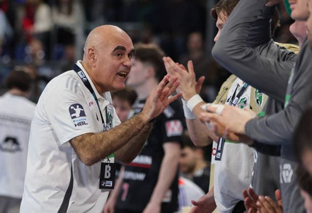 10 02 2026 Handball 1 Bundesliga DAIKIN HBL Season 2025 2026 20 Matchday HC Erlangen Metropolregion Nürnberg HCE TSV Hannover Burgdorf Die Recken DaMa xdaxmax Juan Carlos Pastor Gomez Coach TSV Hannover Burgdorf indicates gestures directs gives instructions
