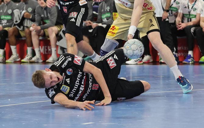10 02 2026 Handball 1 Bundesliga DAIKIN HBL Season 2025 2026 20 Matchday HC Erlangen Metropolregion Nürnberg HCE TSV Hannover Burgdorf Die Recken DaMa xdaxmax Sander Andreassen Overjordet 8, HC Erlangen HCE falls on the shoulder