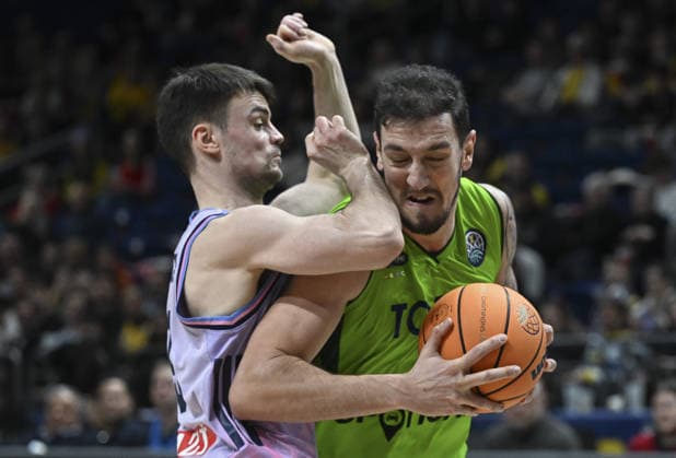 Alba Berlin v TOFAS - Basketball Champions League BERLIN, GERMANY - FEBRUARY 10: Yigitcan Saybir (R) of TOFAS in action during the Basketball Champions League Round of 16 Group J fourth match between Alba Berlin and TOFAS at Uber Arena in Berlin, Germany on February 10, 2026. Halil Sagirkaya Anadolu Berlin Germany. Editorial use only. Please get in touch for any other usage.  Copyright: x2026xAnadoluxHalilxSagirkayax