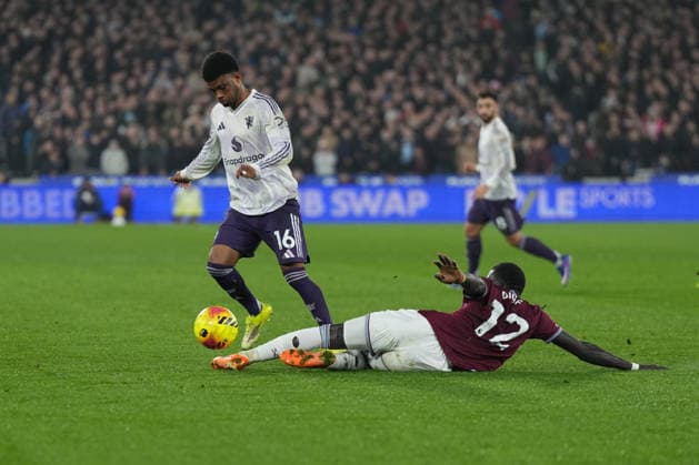 West Ham United v Manchester United, ManU Premier League West Ham United defender El Hadji Malik Diouf (12) tries to tackle Manchester United midfielder Amad Diallo (16) during the Premier League match between West Ham United and Manchester United at the London Stadium, London, UK on 10 February 2026. London London Stadium UK Editorial use only DataCo restrictions apply See www.football-dataco.com , Copyright: xStephenxFlynnx PSI-23718-0090
