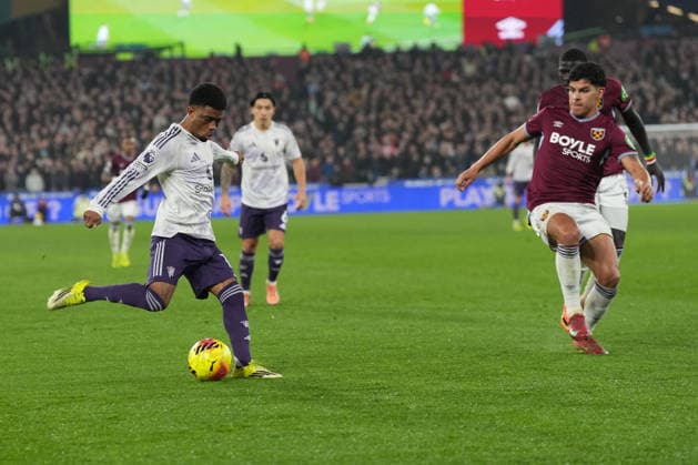 West Ham United v Manchester United, ManU Premier League Manchester United midfielder Amad Diallo (16) crosses the ball during the Premier League match between West Ham United and Manchester United at the London Stadium, London, UK on 10 February 2026. London London Stadium UK Editorial use only DataCo restrictions apply See www.football-dataco.com , Copyright: xStephenxFlynnx PSI-23718-0091