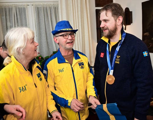 CORTINA, ITALY 20260210 Sweden s Isabella Wrana and Rasmus Wrana celebrate the Olympic gold medal in mixed curling in Cortina. *** The image is included in the SPORTS PACKAGE. For others PAYMENT IMAGE ** CORTINA ITALY x10030x *** CORTINA, ITALY 20260210 Swedens Isabella Wrana and Rasmus Wrana celebrate the Olympic gold medal in mixed curling in Cortina The image is included in the SPORTS PACKAGE For others PAYMENT IMAGE CORTINA ITALY x10030x  Copyright: xJonasxEkströmer TTx 2026 OLYMPICS MIXED CURLING FINAL