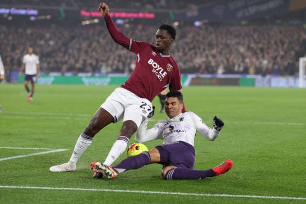 West Ham gegen Man Utd 10. Februar 2026, London Premier League Fußball West Ham United gegen Manchester United Soungoutou Magassa von West Ham United blockt eine Flanke von Casemiro von Manchester United ab Foto Charlotte Wilson Abseits London UK  Copyright: xCharlottexWilsonx xOffsidexOffside