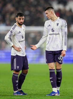 West Ham United v Manchester United, ManU Premier League Manchester United midfielder Bruno Fernandes (8) and Manchester United forward Benjamin Sesko (30) dejected after the West Ham United v Manchester United Premier League match at the London Stadium, London, England on 10 February 2026 Credit: Phil Duncan Every Second Media Editorial use only. All images are copyright Every Second Media Limited. No images may be reproduced without prior permission. All rights reserved. Premier League and Football League images are subject to licensing agreements with Football DataCo Limited. see https: www.football-dataco.com Copyright: xIMAGO EveryxSecondxMediax ESM-1794-0049 PhilxDuncanx xEveryxSecondxMediax