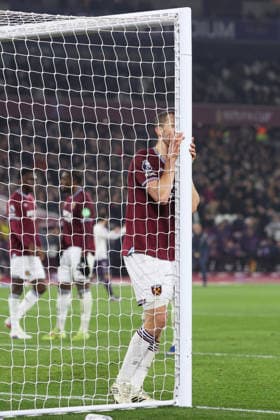 West Ham gegen Man Utd 10. Februar 2026, London Premier League Fußball West Ham United gegen Manchester United Tomas Soucek von West Ham United drückt sein Gesicht gegen den Pfosten, nachdem Manchester United einem Tor nahe gekommen ist Foto Charlotte Wilson Abseits London UK  Copyright: xCharlottexWilsonx xOffsidexOffside