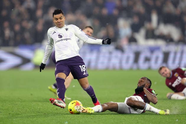 West Ham gegen Man Utd 10. Februar 2026, London Premier League Fußball West Ham United gegen Manchester United Casemiro von Manchester United wird von Aaron Wan Bissaka von West Ham United vertrieben Foto Charlotte Wilson Abseits London UK  Copyright: xCharlottexWilsonx xOffsidexOffside