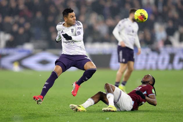West Ham gegen Man Utd 10. Februar 2026, London Premier League Fußball West Ham United gegen Manchester United Casemiro von Manchester United wird von Aaron Wan Bissaka von West Ham United vertrieben Foto Charlotte Wilson Abseits London UK  Copyright: xCharlottexWilsonx xOffsidexOffside