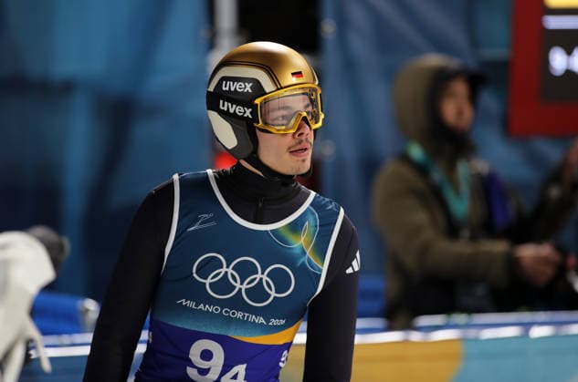 Olympische Winterspiele, Olympia, Skispringen, Mixed Team, Normalschanze, Val di Fiemme, Predazzo, Olympiaschanze RAIMUND Philipp (GER) im Auslauf stehend *** Olympic Winter Games, Olympics, Ski Jumping, Mixed Team, Normal Hill, Val di Fiemme, Predazzo, Olympic Hill RAIMUND Philipp GER standing in the outrun