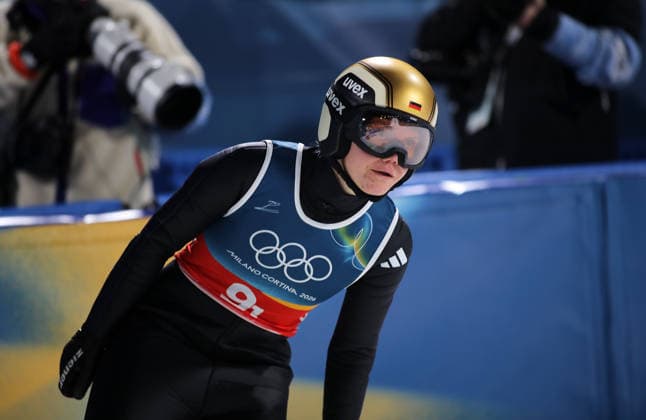 Olympische Winterspiele, Olympia, Skispringen, Mixed Team, Normalschanze, Val di Fiemme, Predazzo, Olympiaschanze REISCH Agnes (GER) im Auslauf stehend *** Olympic Winter Games, Olympics, Ski Jumping, Mixed Team, Normal Hill, Val di Fiemme, Predazzo, Olympic Hill REISCH Agnes GER standing in outrun
