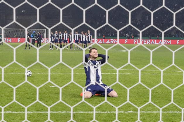 10.02.206, xtgx, Fussball - DFB Pokal 1 4 Finale Hertha BSC Berlin - SC Freiburg emspor, v.l. Pascal Klemens (Hertha, 41) verschiesst den letzen Elfmeter für Hertha BSC, enttaeuscht, schaut enttaeuscht, niedergeschlagen, disappointed (DFL DFB REGULATIONS PROHIBIT ANY USE OF PHOTOGRAPHS as IMAGE SEQUENCES and or QUASI-VIDEO) Berlin *** 10 02 206, xtgx, Fußball DFB Pokal 1 4 Finale Hertha BSC Berlin SC Freiburg emspor, v l Pascal Klemens Hertha, 41 misses the last penalty for Hertha BSC, enttaeuscht, schaut enttaeuscht, niedergeschlagen, disappointed DFL DFB REGULATIONS PROHIBIT ANY USE OF PHOTOGRAPHS as IMAGE SEQUENCES and or QUASI VIDEO Berlin