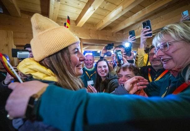 MILANO CORTINA 2026 - OLYMPISCHE WINTERSPIELE - CORTINA D™AMPEZZO - RODELN - FRAUEN EINZEL ** NUR FÜR REDAKTIONELLE ZWECKE ** EDITORIAL USE ONLY **<p>10 02 2026-Cortina d™Ampezzo: Olympische Winterspiele Milano Cortina 2026 Rodeln Cortina Sliding Centre Event: Frauen Einzel im Foto: Olympiasiegerin Julia Taubitz (Deutschland), hier mit Mama Simone, rechts, am Abend beim Empfang im Deutschen Haus. ( Italien Venetien Cortina d™Ampezzo Copyright: SaschaxFromm *** MILANO CORTINA 2026 OLYMPIC WINTER GAMES CORTINA D™AMPEZZO LUNGING WOMEN SINGLE FOR EDITORIAL PURPOSES ONLY p 10 02 2026 Cortina d™Ampezzo Olympic Winter Games Milano Cortina 2026 Luge Cortina Sliding Centre Event Women Single in photo Olympic Champion Julia Taubitz Germany , here with mom Simone, right, in the evening at the reception in the German House Italy Veneto Cortina d™Ampezzo Copyright SaschaxFromm Copyright: SaschaxFromm doc84iuz0bc3f7pwlj6eff ,EDITORIAL USE ONLY