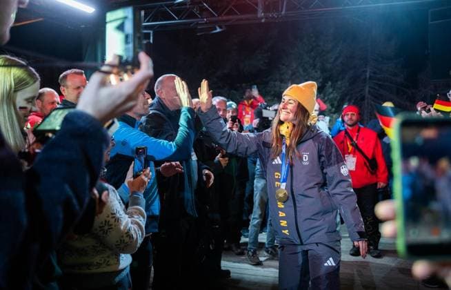 MILANO CORTINA 2026 - OLYMPISCHE WINTERSPIELE - CORTINA D™AMPEZZO - RODELN - FRAUEN EINZEL ** NUR FÜR REDAKTIONELLE ZWECKE ** EDITORIAL USE ONLY **<p>10 02 2026-Cortina d™Ampezzo: Olympische Winterspiele Milano Cortina 2026 Rodeln Cortina Sliding Centre Event: Frauen Einzel im Foto: Olympiasiegerin Julia Taubitz (Deutschland) am Abend beim Empfang im Deutschen Haus. ( Italien Venetien Cortina d™Ampezzo Copyright: SaschaxFromm *** MILANO CORTINA 2026 OLYMPIC WINTER GAMES CORTINA D™AMPEZZO LUNGING WOMEN SINGLE FOR EDITORIAL PURPOSES ONLY p 10 02 2026 Cortina d™Ampezzo Olympic Winter Games Milano Cortina 2026 Luge Cortina Sliding Centre Event Women Single in the photo Olympic Champion Julia Taubitz Germany in the evening at the reception in the German House Italy Veneto Cortina d™Ampezzo Copyright SaschaxFromm Copyright: SaschaxFromm doc84iuzv1vz1fv1tgtegy ,EDITORIAL USE ONLY