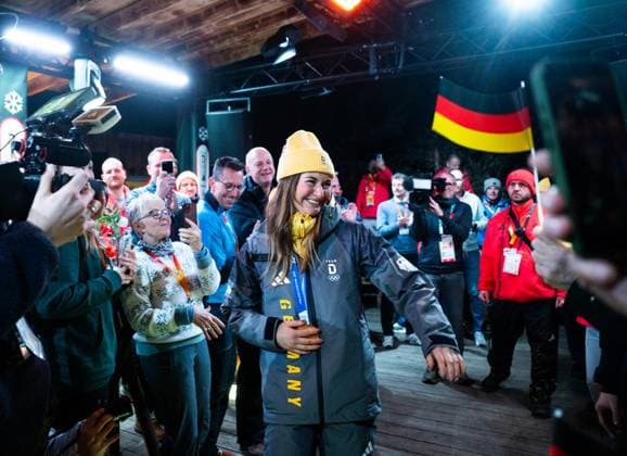 MILANO CORTINA 2026 - OLYMPISCHE WINTERSPIELE - CORTINA D™AMPEZZO - RODELN - FRAUEN EINZEL ** NUR FÜR REDAKTIONELLE ZWECKE ** EDITORIAL USE ONLY **<p>10 02 2026-Cortina d™Ampezzo: Olympische Winterspiele Milano Cortina 2026 Rodeln Cortina Sliding Centre Event: Frauen Einzel im Foto: Olympiasiegerin Julia Taubitz (Deutschland) am Abend beim Empfang im Deutschen Haus. ( Italien Venetien Cortina d™Ampezzo Copyright: SaschaxFromm *** MILANO CORTINA 2026 OLYMPIC WINTER GAMES CORTINA D™AMPEZZO LUNGING WOMEN SINGLE FOR EDITORIAL PURPOSES ONLY p 10 02 2026 Cortina d™Ampezzo Olympic Winter Games Milano Cortina 2026 Luge Cortina Sliding Centre Event Women Single in the photo Olympic Champion Julia Taubitz Germany in the evening at the reception in the German House Italy Veneto Cortina d™Ampezzo Copyright SaschaxFromm Copyright: SaschaxFromm doc84iuzw4ssfs70pws1pjy ,EDITORIAL USE ONLY