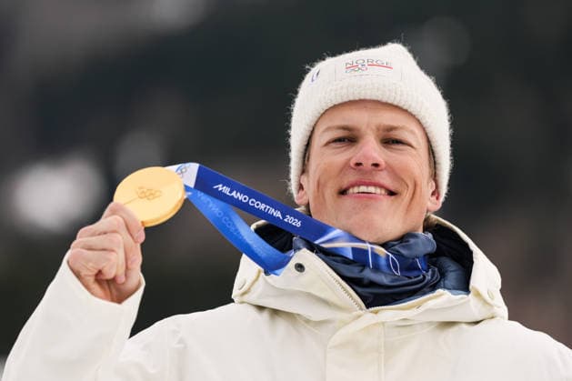 (260211) -- BEIJING, Feb. 11, 2026 -- Gold medalist Johannes Hoesflot Klaebo of Norway displays his medal during the awarding ceremony of the cross-country skiing men s sprint classic at the Milano Cortina 2026 Olympic Winter games, Winterspiele,Spiele, Summer games in Tesero, Italy, Feb. 10, 2026. ) XINHUA PHOTOS OF THE DAY PengxZiyang 