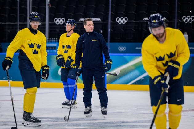260211 Head coach Sam Hallam of Sweden at an Ice hockey, Eishockey practice session in ice hockey game during day 5 of the 2026 Winter Olympics on February 11, 2026 in Milan. Photo: Carl Sandin BILDBYRAN kod CS CS0868 ishockey ice hockey Olympic Games, Olympische Spiele, Olympia, OS olympics winter olympics os ol olympiska spel vinter-os olympiske leker milano cortina 2026 milan cortina 2026 milano cortina 2026 olympic games milano cortina 2026 winter olympic games milano cortina-os milano cortina-ol vinter-ol 5 bbeng sverige sweden *** 260211 Head coach Sam Hallam of Sweden at an ice hockey practice session in ice hockey game during day 5 of the 2026 Winter Olympics on February 11, 2026 in Milan Photo Carl Sandin BILDBYRAN code CS CS0868 ice hockey ice hockey olympic games olympics winter olympics os ol olympiska spel vinter os olympiske leker milano cortina 2026 milan cortina 2026 milano cortina 2026 olympic games milano cortina 2026 winter olympic games milano cortina os milano cortina ol vinter ol 5 bbeng sverige sweden  Copyright: CARLxSANDIN BB260211CS015
