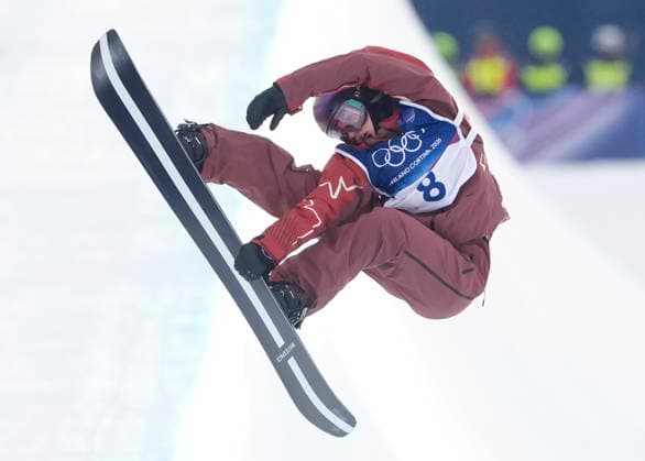 Elizabeth Hosking of Canada competes in the Women s Snowboard Halfpipe qualifications at the Milano Cortina 2026 Winter Olympic Games, Olympische Spiele, Olympia, OS in Livigno, Italy, on Wednesday, February 11, 2026.  OLY20260211802 BOBxSTRONG