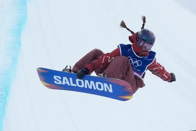 Brooke Dhondt of Canada competes in the Women s Snowboard Halfpipe qualifications at the Milano Cortina 2026 Winter Olympic Games, Olympische Spiele, Olympia, OS in Livigno, Italy, on Wednesday, February 11, 2026.  OLY20260211806 BOBxSTRONG