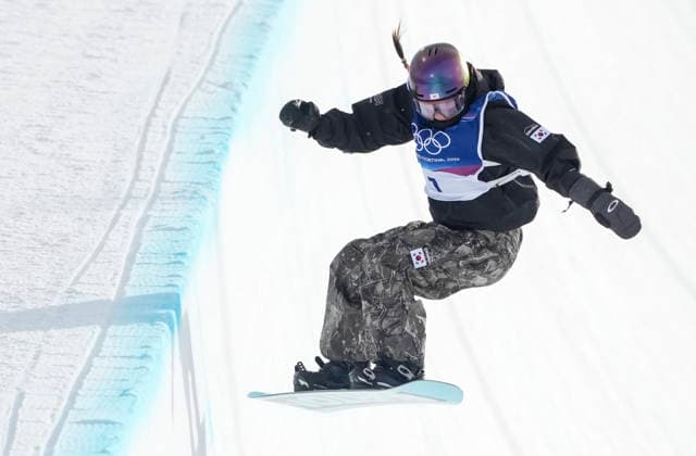 Gaon Choi of the Republic of Korea competes in the Women s Snowboard Halfpipe qualifications at the Milano Cortina 2026 Winter Olympic Games, Olympische Spiele, Olympia, OS in Livigno, Italy, on Wednesday, February 11, 2026.  OLY20260211818 BOBxSTRONG