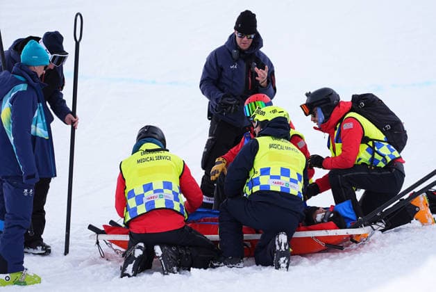 (260211) -- LIVIGNO, Feb. 11, 2026 -- Liu Jiayu (bottom) of China receives medical attention during the women s snowboard halfpipe qualification at the Milan-Cortina 2026 Olympic Winter games, Winterspiele,Spiele, Summer games in Livigno, Italy, Feb. 11, 2026. ) (MICO2026)ITALY-LIVIGNO-OLYMPIC WINTER GAMES-SNOWBOARD-WOMEN S HALFPIPE-QUALIFICATION WuxHuiwo 