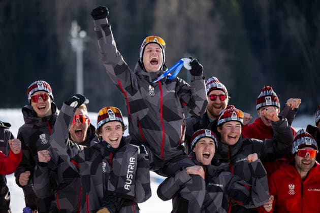 LAMPARTER Johannes (Oesterreich) und Team um RETTENEGGER Stefan (Oesterreich), RETTENEGGER Thomas (Oesterreich) jubeln ueber Platz 2 und die Silber Medaille, ITA, Olympische Spiele Milano Cortina 2026, Olympia, Nordische Kombination 10 km Gundersen, Langlauf, 11.02.2026 ITA, Olympische Spiele Milano Cortina 2026, Olympia, Nordische Kombination 10 km Gundersen, 11.02.2026 Tesero *** LAMPARTER Johannes Oesterreich and team around RETTENEGGER Stefan Oesterreich , RETTENEGGER Thomas Oesterreich celebrate 2nd place and the silver medal, ITA, Olympic Games Milano Cortina 2026, Olympia, Nordic Combined 10 km Gundersen, cross-country skiing, 11 02 2026 ITA, Olympic Games Milano Cortina 2026, Olympia, Nordic Combined 10 km Gundersen, 11 02 2026 Tesero Copyright: xEibner-Pressefoto Memmlerx EP_MMR