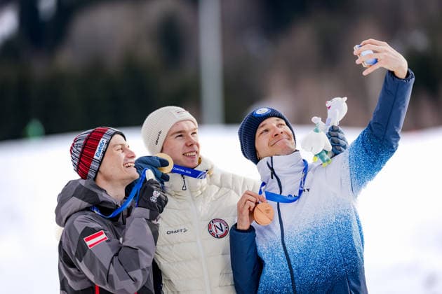 OLYMPICS - Winter Olympic Games, Olympische Spiele, Olympia, OS Milano Cortina 2026 TESERO,ITALY,11.FEB.26 - OLYMPICS, NORDIC SKIING, NORDIC COMBINED - Winter Olympic Games Milano Cortina 2026, normal hill, 10km Gundersen, men, medal ceremony. Image shows Johannes Lamparter (AUT), Jens Luraas Oftebro (NOR) and Eero Hirvonen (FIN).  GEPAxpictures xMatthiasxTrinkl