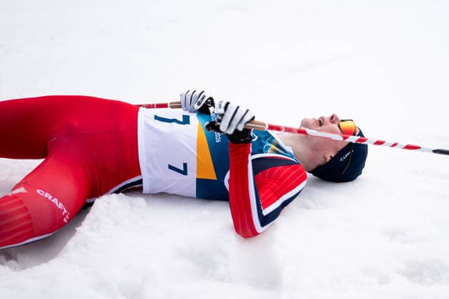 OFTEBRO Jens Luraas (Norwegen) liegt im Schnee und freut sich ueber den Sieg, ITA, Olympische Spiele Milano Cortina 2026, Olympia, Nordische Kombination 10 km Gundersen, Langlauf, 11.02.2026 ITA, Olympische Spiele Milano Cortina 2026, Olympia, Nordische Kombination 10 km Gundersen, 11.02.2026 Tesero *** OFTEBRO Jens Luraas Norway lies in the snow and is happy about the victory, ITA, Olympic Games Milano Cortina 2026, Olympia, Nordic Combined 10 km Gundersen, cross-country skiing, 11 02 2026 ITA, Olympic Games Milano Cortina 2026, Olympia, Nordic Combined 10 km Gundersen, 11 02 2026 Tesero Copyright: xEibner-Pressefoto Memmlerx EP_MMR