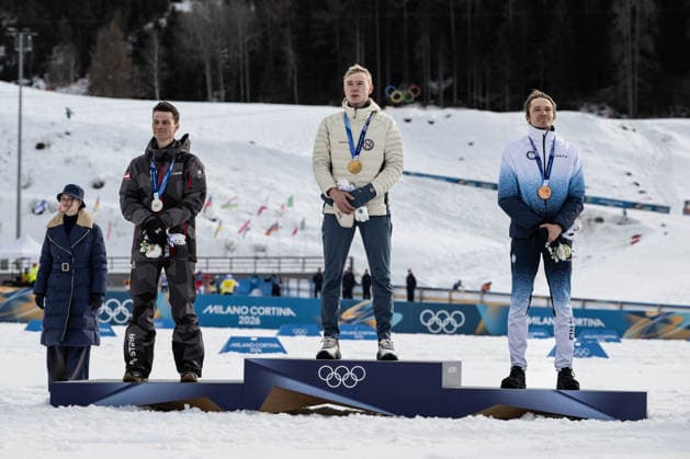 Medaillenzeremonie Johannes Lamparter ( Österreich ), Jens Luraas Oftebro ( Norwegen ) und Eero Hirvonen ( Finnland ), Nordic Combined Individual Men, Milano Cortina 2026 Olympic Games, Olympische Spiele, Olympia, OS 11-02-2026 *** Medal ceremony Johannes Lamparter Austria , Jens Luraas Oftebro Norway and Eero Hirvonen Finland , Nordic Combined Individual Men, Milano Cortina 2026 Olympic Games 11 02 2026 Copyright: HMBxMedia MarcxNiemeyer