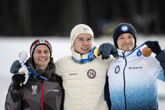 Medaillenzeremonie Johannes Lamparter ( Österreich ), Jens Luraas Oftebro ( Norwegen ) und Eero Hirvonen ( Finnland ), Nordic Combined Individual Men, Milano Cortina 2026 Olympic Games, Olympische Spiele, Olympia, OS 11-02-2026 *** Medal ceremony Johannes Lamparter Austria , Jens Luraas Oftebro Norway and Eero Hirvonen Finland , Nordic Combined Individual Men, Milano Cortina 2026 Olympic Games 11 02 2026 Copyright: HMBxMedia MarcxNiemeyer