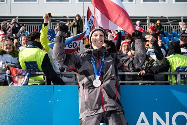 Johannes Lamparter ( Österreich ) mit Fans, Nordic Combined Individual Men, Milano Cortina 2026 Olympic Games, Olympische Spiele, Olympia, OS 11-02-2026 *** Johannes Lamparter Austria with fans, Nordic Combined Individual Men, Milano Cortina 2026 Olympic Games 11 02 2026 Copyright: HMBxMedia MarcxNiemeyer