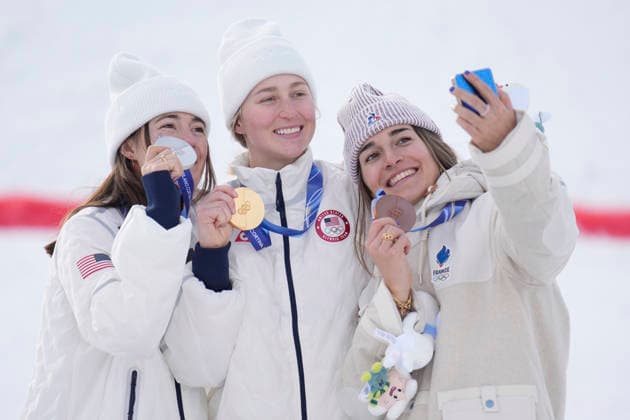 Gold medalist Elizabeth Lemley of the United States (C), silver medalist Jaelin Kauf of the United States (L) and bronze medalist Perrine Laffont of France take a selfie on the podium after the Women s Freestyle Skiing Moguls Finals at the Milano Cortina 2026 Winter Olympic Games, Olympische Spiele, Olympia, OS in Livigno, Italy, on Wednesday, February 11, 2026.  OLY20260211847 BOBxSTRONG