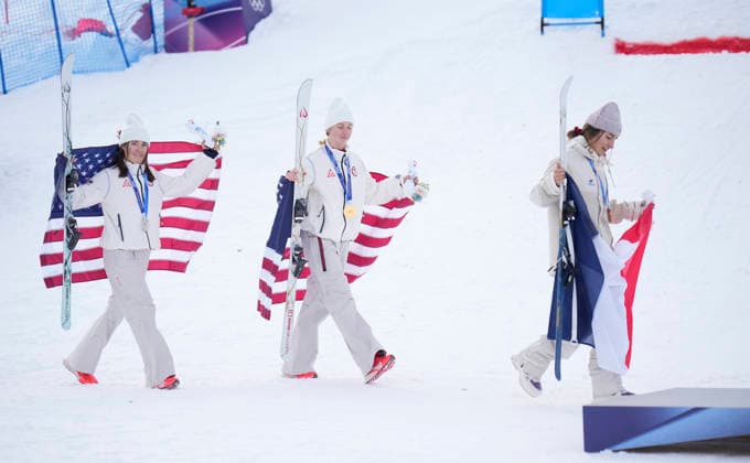 Gold medalist Elizabeth Lemley of the United States (C), silver medalist Jaelin Kauf of the United States (L) and bronze medalist Perrine Laffont of France walk to the podium with their flags after the Women s Freestyle Skiing Moguls Finals at the Milano Cortina 2026 Winter Olympic Games, Olympische Spiele, Olympia, OS in Livigno, Italy, on Wednesday, February 11, 2026.  OLY20260211849 BOBxSTRONG