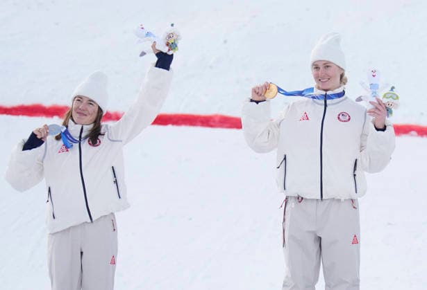 Gold medalist Elizabeth Lemley of the United States (R) and silver medalist Jaelin Kauf of the United States pose on the podium after the Women s Freestyle Skiing Moguls Finals at the Milano Cortina 2026 Winter Olympic Games, Olympische Spiele, Olympia, OS in Livigno, Italy, on Wednesday, February 11, 2026. Perrine Laffont of France won the bronze medal.  OLY20260211851 BOBxSTRONG