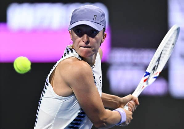 WTA, Tennis Damen QATAR TOTALENERGIES OPEN 2026-ROUND OF 16 Iga Swiatek of Poland competes in her round of 16 match against Daria Kasatkina of Australia during the WTA Qatar TotalEnergies Open 2026 tennis tournament at the Khalifa International Tennis Complex in Doha, Qatar, on February 11, 2026. ¨ ¨¨ DOHA Qatar Copyright: xNOUSHADx