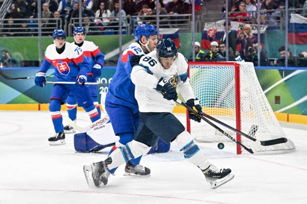 11 02 2026, Milano, Santa Giulia Ice hockey, Eishockey Arena, Winter Olympics: Slovakia - Finland (Ice Hockey), Teuvo Teravainen of Finland againast Martin Fehervary of Slovakia Milano Santa Giulia Ice Hockey Arena Lombardy Italy *** 11 02 2026, Milano, Santa Giulia Ice Hockey Arena, Winter Olympics Slovakia Finland Ice Hockey , Teuvo Teravainen of Finland againast Martin Fehervary of Slovakia Milano Santa Giulia Ice Hockey Arena Lombardy Italy Copyright: xJustPictures.ch AndreaxBrancax jp-en-AnBr-AB-AAB_136111022026
