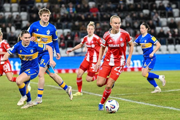Soccer I Women I Season 2025 2026 I Bundesliga I Matchday 16 I FC Carl Zeiss Jena FC Bayern Munich I 11 02 2026 Lara Schenk 18, FC Carl Zeiss Jena and Gwendolyn Mummert 27, FC Carl Zeiss Jena run past Pernille Harder 21, FC Bayern Munich Jena Ernst Abbe Sportfeld, ad hoc Arena Thüringen Germany Copyright: xLobeca InesxHähnelx