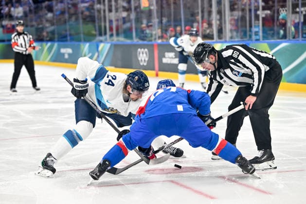 11 02 2026, Milano, Santa Giulia Ice hockey, Eishockey Arena, Winter Olympics: Slovakia - Finland (Ice Hockey), Roope Hintz of Finland against Matus Sukel of Slovakia Milano Santa Giulia Ice Hockey Arena Lombardy Italy *** 11 02 2026, Milano, Santa Giulia Ice Hockey Arena, Winter Olympics Slovakia Finland Ice Hockey , Roope Hintz of Finland against Matus Sukel of Slovakia Milano Santa Giulia Ice Hockey Arena Lombardy Italy Copyright: xJustPictures.ch AndreaxBrancax jp-en-AnBr-AB-AAB_190111022026