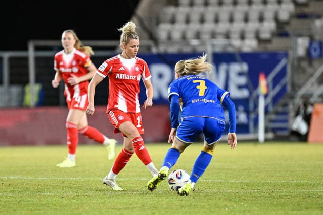 Soccer I Women I Season 2025 2026 I Bundesliga I 16 Matchday I FC Carl Zeiss Jena FC Bayern Munich I 11 02 2026 duel Linda Dallmann 10, FC Bayern Munich vs Melina Laura Reuter 7, FC Carl Zeiss Jena Jena Ernst Abbe Sportfeld, ad hoc Arena Thüringen Germany Copyright: xLobeca InesxHähnelx