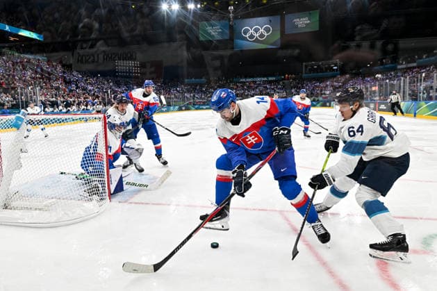 11 02 2026, Milano, Santa Giulia Ice hockey, Eishockey Arena, Winter Olympics: Slovakia - Finland (Ice Hockey), Peter Ceresnak of Slovakia against Mikael Granlund of Finland Milano Santa Giulia Ice Hockey Arena Lombardy Italy *** 11 02 2026, Milano, Santa Giulia Ice Hockey Arena, Winter Olympics Slovakia Finland Ice Hockey , Peter Ceresnak of Slovakia against Mikael Granlund of Finland Milano Santa Giulia Ice Hockey Arena Lombardy Italy Copyright: xJustPictures.ch AndreaxBrancax jp-en-AnBr-AB-DSC_684211022026