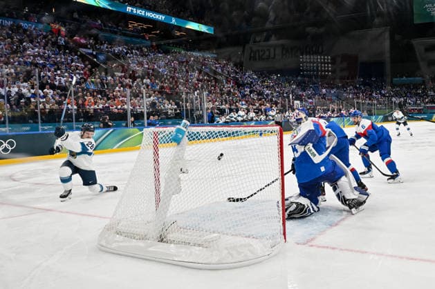 11 02 2026, Milano, Santa Giulia Ice hockey, Eishockey Arena, Winter Olympics: Slovakia - Finland (Ice Hockey), Eeli Tolvanen of Finland scores a goal against Samuel Hlavaj of Slovakia Milano Santa Giulia Ice Hockey Arena Lombardy Italy *** 11 02 2026, Milano, Santa Giulia Ice Hockey Arena, Winter Olympics Slovakia Finland Ice Hockey , Eeli Tolvanen of Finland scores a goal against Samuel Hlavaj of Slovakia Milano Santa Giulia Ice Hockey Arena Lombardy Italy Copyright: xJustPictures.ch AndreaxBrancax jp-en-AnBr-AB-DSC_694111022026