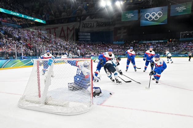 11 02 2026, Milano, Santa Giulia Ice hockey, Eishockey Arena, Winter Olympics: Slovakia - Finland (Ice Hockey), Samuel Hlavaj of Slovakia makes a save against Artturi Lehkonen of Finland Milano Santa Giulia Ice Hockey Arena Lombardy Italy *** 11 02 2026, Milano, Santa Giulia Ice Hockey Arena, Winter Olympics Slovakia Finland Ice Hockey , Samuel Hlavaj of Slovakia makes a save against Artturi Lehkonen of Finland Milano Santa Giulia Ice Hockey Arena Lombardy Italy Copyright: xJustPictures.ch AndreaxBrancax jp-en-AnBr-AB-DSC_724411022026