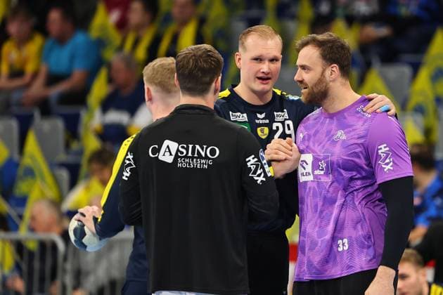David Spaeth Rhein Neckar Loewen, 29, center claps Andreas Wolff THW Kiel, 33, left Rune Dahmke THW Kiel, 23 GER, Rhein Neckar Loewen vs THW Kiel, Handball, Daikin Handball Bundesliga, Matchday 20, Season 2025 2026, 11 02 2026 GER, Rhein Neckar Loewen vs THW Kiel, Handball, Daikin Handball Bundesliga, Matchday 20, Season 2025 2026, 11 02 2026 Mannheim Copyright: xEibner-Pressefoto RenexWeissx EP_RWS