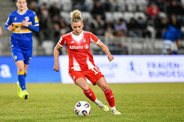 Soccer I Women I Season 2025 2026 I Bundesliga I 16 Matchday I FC Carl Zeiss Jena FC Bayern Munich I 11 02 2026 Linda Dallmann 10, FC Bayern Munich with ball Crop, close-up, portrait, portrait, single photo, single image, body Jena Ernst Abbe Sportfeld, ad hoc Arena Thuringia Germany Copyright: xLobeca InesxHähnelx