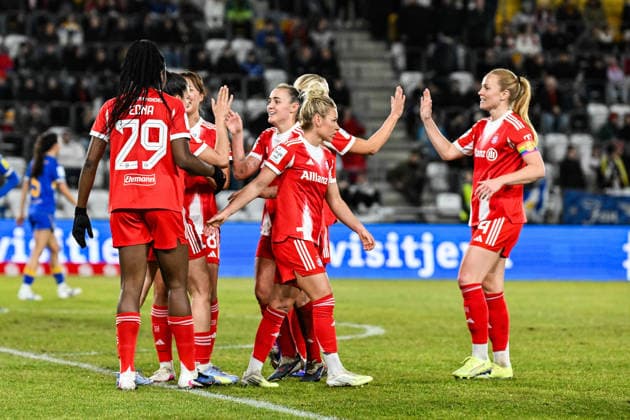 Soccer I Women I Season 2025 2026 I Bundesliga I Matchday 16 I FC Carl Zeiss Jena FC Bayern Munich I 11 02 2026 Goal celebration FC Bayern Women after the goal for 2 0 Edna Imade 29, FC Bayern Munich , Momoko Tanikawa 18, FC Bayern Munich , Georgia Stanway 31, FC Bayern Munich , Linda Dallmann 10, FC Bayern Munich and Glodis Viggosdottir 4, FC Bayern Munich high-five each other f l n r Jena Ernst Abbe Sportfeld, ad hoc Arena Thüringen Germany Copyright: xLobeca InesxHähnelx